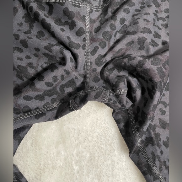 Old Navy Maternity Full-Panel PowerSoft Side Pocket 7/8 Length Legging Leopard S - Picture 4 of 8